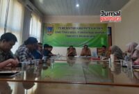 Dinas Tenaga Kerja, Perindustrian, Koperasi dan UKM Kabupaten Kudus melakukan koordinasi dengan pendamping koperasi desa/kelurahan merah putih. (Foto: JP)