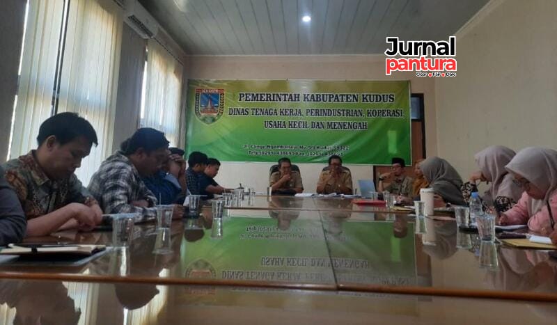 Dinas Tenaga Kerja, Perindustrian, Koperasi dan UKM Kabupaten Kudus melakukan koordinasi dengan pendamping koperasi desa/kelurahan merah putih. (Foto: JP)