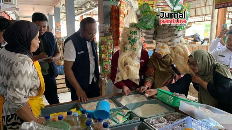 Satgas Pangan Polres Blora saat melakukan pengecekan harga beras SPHP (Foto:Istimewa)