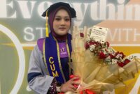 Syarifah Aulia, mahasiswi Program Studi Psikologi, berhasil mencatat prestasi sebagai wisudawan terbaik UMK dengan Indeks Prestasi Kumulatif (IPK) 3,96. (Foto: J05) 