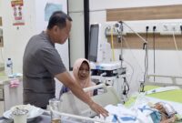 Bupati Kudus, Sam’ani Intakoris, yang pada Sabtu pagi, 25/10/2025, datang menjenguk Shofa, di ruang ICU RSUD Kudus. (Foto:J05) 