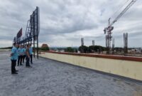 Bupati Kudus, Sam’ani Intakoris, melakukan peninjauan langsung ke area rooftop Gedung Edelweis di Rumah Sakit Umum Daerah (RSUD) Loekmono Hadi Kudus pada Sabtu, 25/10/2025. (Foto: J05) 