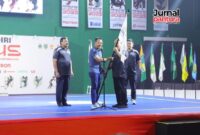 Bupati Kudus Sam’ani Intakoris menyerahkan bendera PON ke Ketua Umum KONI Pusat Marciano Norman (Foto:JP)