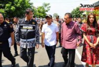 Menteri Keuangan (Menkeu) RI, Purbaya Yudhi Sadewa (kiri) bersama Bupati Kudus Sam'ani Intakoris, anggota Komisi XI DPR RI Musthofa, dan Wakil Bupati Kudus Bellinda Birton saat mengunjungi APHT Kudus pada Jumat, 3 Oktober 2025. (Foto; JP)