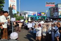 Aksi damai yang digelar ratusan santri yang tergabung dalam Aliansi Santri Membela Kiai (Asmak) Kabupaten Kudus dan ditemui langsung Bupati Kudus, Sam'ani Intakoris pada Kamis, 16 Oktober 2025 sore. (Foto: JP)