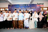 Foto bersama Wagub Jateng Taj Yasin Maimoen bersama Bupati Kudus Sam'ani Intakoris dan pihak lainnya dengan menunjukkan gerakan tangan 