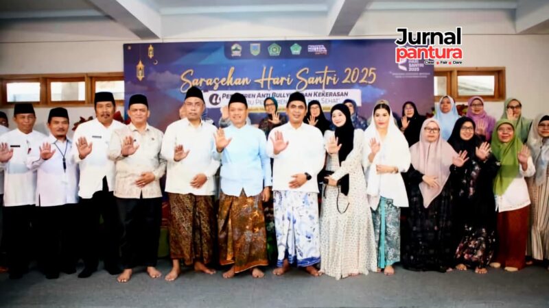Foto bersama Wagub Jateng Taj Yasin Maimoen bersama Bupati Kudus Sam'ani Intakoris dan pihak lainnya dengan menunjukkan gerakan tangan 