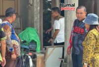 Ketua DPRD Kudus, Masan (kanan) saat melhat kondisi aliran air di rumah warga Kecamatan Undaan, Kabupaten Kudus Selasa (21/10/2025). (Foto: JP)