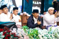 Gubernur Jateng, Ahmad  Luthfi (kanan) didampingi Wagub Jateng, Taj Yaisn Maimoen (kiri) saat menghadiri kegiatan Jateng Bersholawat di Alun-alun Simpang 7 Kudus pada Selasa malam (21/10/2025). (Foto: Istimewa)