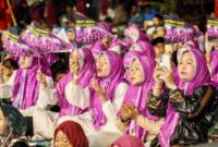 Para jemaah khidmat mengikuti Jateng Bersholawat yang berlangsung di Alun-alun Simpang 7 Kudus pada Selasa malam (21/10/2025). (Foto: Istimewa)