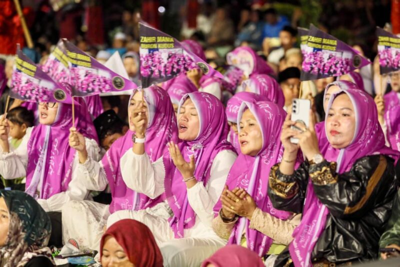 Para jemaah khidmat mengikuti Jateng Bersholawat yang berlangsung di Alun-alun Simpang 7 Kudus pada Selasa malam (21/10/2025). (Foto: Istimewa)