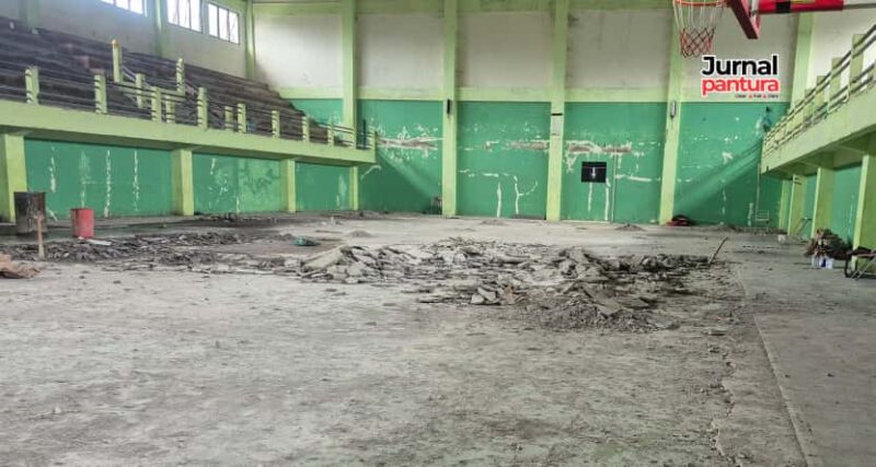 Perbaikan lantai GOR Bung Karno Kudus pada Kamis (23/10/2025). (Foto: JP)