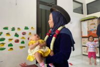 Ketua TP PKK Kudus, Endhah Endhayani saat menghadiri penilaian Lomba Posyandu tingkat kabupaten di Desa Kedungdowo, Kamis, 23/10/2025. (Foto: JP)