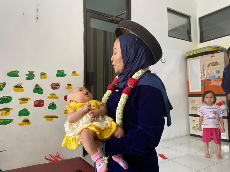 Ketua TP PKK Kudus, Endhah Endhayani saat menghadiri penilaian Lomba Posyandu tingkat kabupaten di Desa Kedungdowo, Kamis, 23/10/2025. (Foto: JP)
