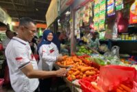 ASN berbelanja di Pasar Kliwon, Kudus. (Foto: J05)