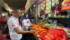 ASN berbelanja di Pasar Kliwon, Kudus. (Foto: J05)