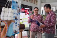 Rektor UMKU, Dr. Edy Soesanto (kanan) didampingi salah satu dosen UMKU melihat hasil karya yang dipamerkan pada Senin (27/10/2025). (Foto: JP)