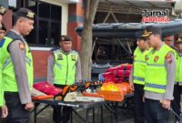Kapolres Kudus, AKBP Heru Dwi Purnomo didampingi Pejabat Utama Polres serta Kapolsek jajaran melihat kesiapan peralatan sebagai antisipasi bencana alam di musim hujan tahun 2025. (Foto: JP)