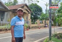 Anggota Komisi C DPRD Kabupaten Kudus, Sandung Hidayat saat melihat kondisi LPJU di ruas jalan timur kampus UMK turut Desa Karangbener, Kecamatan Bae, Kabupaten Kudus pada Jumat, 31 Oktober 2025. (Foto: JP)