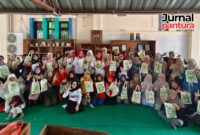 Foto bersama para peserta pelatihan ecoprint dengan perwakilan Dinarpus Kudus pada Jumat (31/10/2025). (Foto: JP)