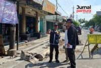 Dinas PUPR Kudus bersama pelaksana proyek meninjau langsung progres pembangunan drainase di ruas Jalan Suchan ZE turut Kelurahan Purwosari, Kecamatan Kota, Kabupaten Kudus pada Jumat (31/10/2025). (Foto: JP)