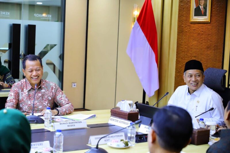 Bupati Kudus Sam’ani Intakoris bersama Menteri Koperasi Ferry Juliantono (Foto:Istimewa)