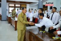Bupati Kudus Sam’ani Intakoris menyalami peserta diklat ASN (Foto:Istimewa)