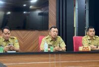(Dari kiri ke kanan) Wakil Direktur Umum dan Keuangan RSUD dr. Loekmono Hadi Edy Susanto, Direktur RSUD dr. Loekmono Hadi dr. Abdul Hakam, Wakil Direktur Pelayanan dr. Lutfhi, dalam konferensi pers, Senin, 3 November 2025. (Foto: J05)