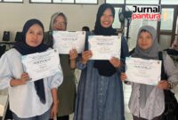 Peserta pelatihan digital marketing dari pedagang Pasar Bitingan di Aula Korpri Kudus menerima sertifikat pelatihan. (Foto: J02) 