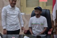 Didampingi Bupati Kudus Sam’ani Intakoris, Wahyudi duduk di kursi kerja bupati (Foto:JP)