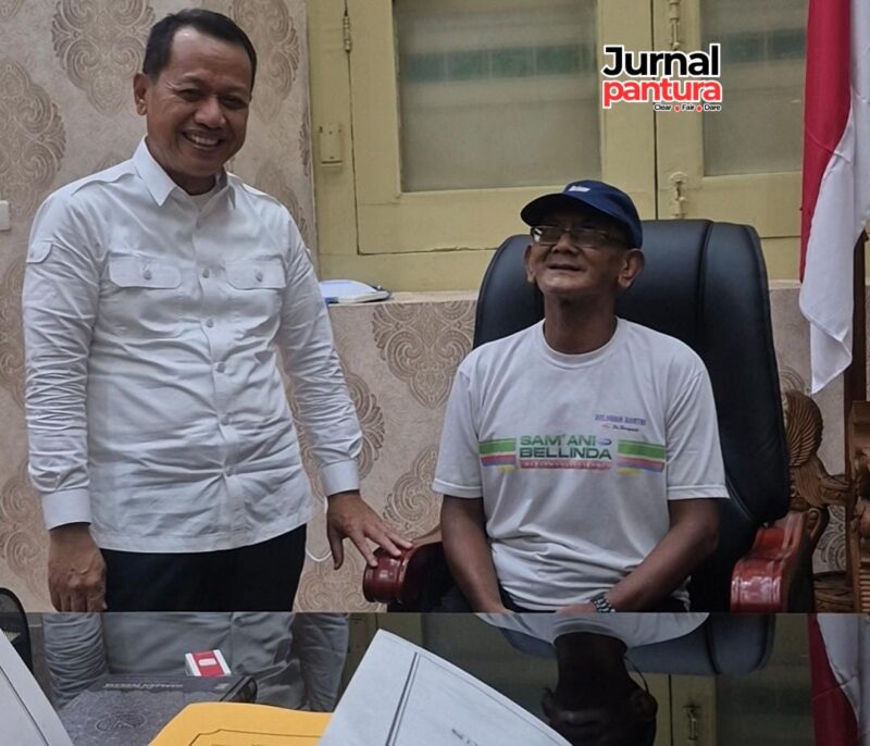 Didampingi Bupati Kudus Sam’ani Intakoris, Wahyudi duduk di kursi kerja bupati (Foto:JP)