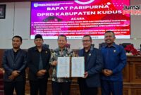 Bupati Kudus Sam’ani Intakoris bersama Pimpinan DPRD Kabupaten Kudus (Foto:JP )