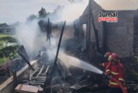 Petugas pemadam kebakaran berjibaku memadamkan api yang membakar kamar di Langgardalem (Foto:JP)