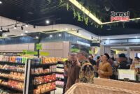 Forkopimda Kudus saat berkeliling melihat Toko Oleh-oleh Kirana yang berlokasi di United Square Kudus pada Sabtu, 1 November 2025. (Foto: JP)