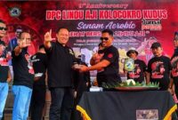 Ketua DPC Lindu Aji Kolocokro Kudus (kanan) saat menyerahkan potongan tumpeng kepada Lawyer Lindu Aji Kolocokro, Doktor Dedy Gunawan dalam momentum peringatan HUT ke-9 Lindu Aji Kudus pada Ahad (2/11/2025). (Foto: JP)