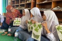 Kepala Arpusda Kudus memuji semangat pelajar SLB Negeri Kaliwungu yang mengikuti pelatihan ecoprint. (Foto: J05)