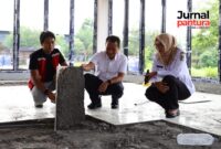 Bupati Kudus, Sam'ani Intakoris, didampingi Kepala Dinas Arpusda Mutrikah dan pelaksana proyek dari CV Mawar Merah Andi Raih, saat mengecek keramik di pembangunan Gedung Arpusda Kudus. (Foto: J02)