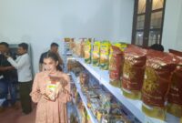 Wakil Bupati Kudus, Bellinda Birton menunukkan produk UMKM yang dipajang di Galeri Dekranasda Kudus. (Foto: J05)