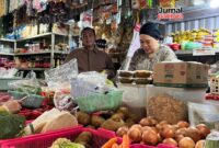 Harga bahan pokok di pasar tradisional. (Foto: J02)