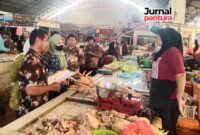 Harga bahan pokok di pasar tradisional. (Foto: J02)