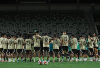 Para pemain Persiku Kudus saat menjalani sesi latihan di Stadion Maguwoharjo sebelum bertanding melawan PSS Sleman, Minggu (16/11/2025). (Foto: Instagram Persiku Kudus)