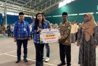Wakil Bupati Kudus, Bellinda Birton menyerahkan hibah modal usaha untuk kelompok usaha di Kudus. (Foto: J05)