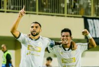 Selebrasi Igor Henrique da Silva (kiri) usai berhasil mencetak gol ke gawang PSS Sleman dalam pertandingan lanjutan putaran kedua Pegadaian Championship 2025/2026 di Stadion Maguwoharjo Sleman pada Senin, 17 November 2025 malam. (Foto: Persiku Kudus)