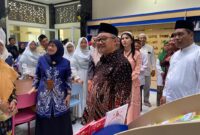Mendikdasmen RI, Prof. Abdul Mu'ti meninjau ruang perpustakaan  H.A. Djamjadi di Kompleks Kampus 2 SD ‘Aisyiyah Multilingual Darussalam Kudus yang baru saja diresmikan pada Jumat, 21/11/2025. (Foto: J05)