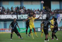 Persiku Kudus (jersei kuning) saat bertanding melawan Persela Lamongan (jersei hitam) di Stadion Wergu Wetan Kudus, Minggu (23/11/2025). (Foto: JP)