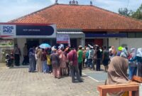 Puluhan warga memadati Kantor Pos Jati, Kudus, untuk mencairkan BLTS Kesejahteraan Rakyat dari Kemensos. (Foto: J05)