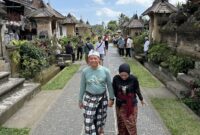Bupati Kudus, Sam’ani Intakoris bersama Ketua TP PKK Kudus, Endhah Sam’ani Intakoris saat melakukan kunjungan kerja di Desa Adat Penglipuran, Kecamatan Bangli, Kabupaten Bangli, Provinsi Bali. (Foto: JP)