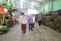 Bupati Kudus Sam’ani Intakoris meninjau progres pembangunan fasilitas RDF di TPA Tanjungrejo yang kini telah mencapai 85 persen. (Foto: JP)