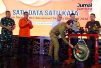 Bupati Kudus Sam’ani Intakoris menabuh gong sebagai tanda dimulainya kegiatan “Satu Data Satu Kata” di Pendapa Kabupaten Kudus, Senin 24 November 2025. (Foto: JP)