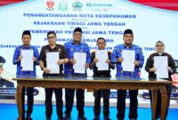 Bupati Kudus bersama kepala kejaksaan negeri dan para bupati/wali kota se-Jawa Tengah menunjukkan MoU di Gradhika Bhakti Praja Semarang (Foto:Kominfo)